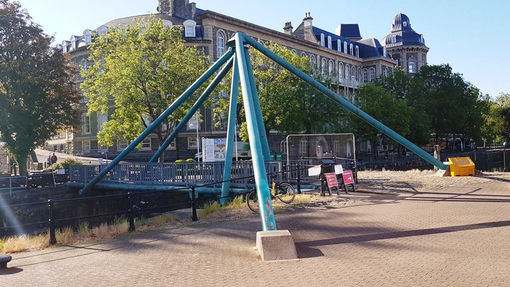 Swing bridge closure